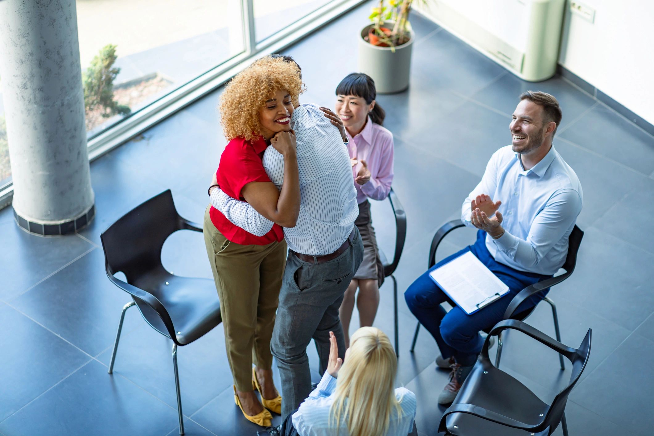 Supportive moment between people in a group setting
